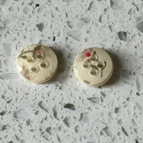 2 Vintage 60s White Floral Round 4 Hole Sewing Buttons Embellishments Notions - Picture 2 of 5